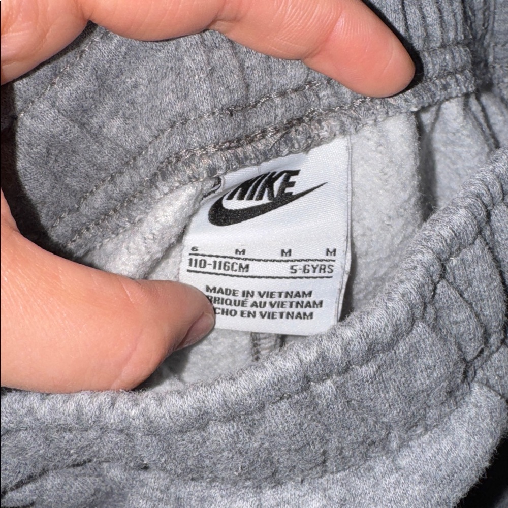Boys Nike sweatpants. - Picture 2 of 3